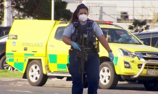 Cảnh sát tại hiện trường tiêu diệt kẻ cực đoan thực hiện vụ đâm dao tại một siêu thị ở thành phố Auckland, New Zealand, ngày 3.9. Ảnh: Chụp màn hình
