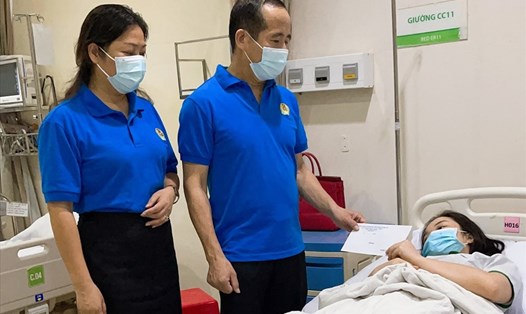 Công đoàn ngành Y tế Nghệ An thăm hỏi, động viên điều dưỡng Nguyễn Thị Tường Vy. Ảnh: TH