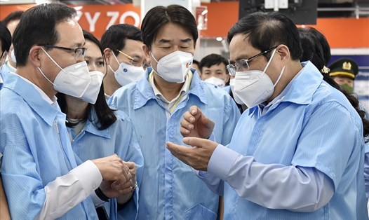 Thủ tướng Phạm Minh Chính thăm hỏi tình hình sản xuất, lao động và công tác phòng chống dịch tại nhà máy của Samsung - Ảnh: VGP/Nhật Bắc