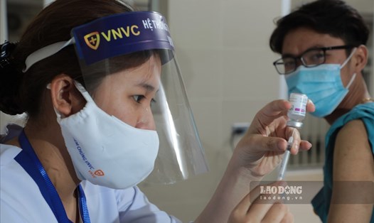 Hà Nội tiếp tục triển khai tiêm vaccine theo phân bổ của Bộ Y tế một cách nhanh nhất, sớm nhất và an toàn nhất cho người dân. Ảnh: Hà Phương