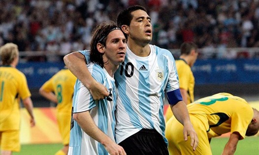Juan Roman Riquelme và Lionel Messi từng là đồng đội ở đội tuyển Argentina. Ảnh: FIFA
