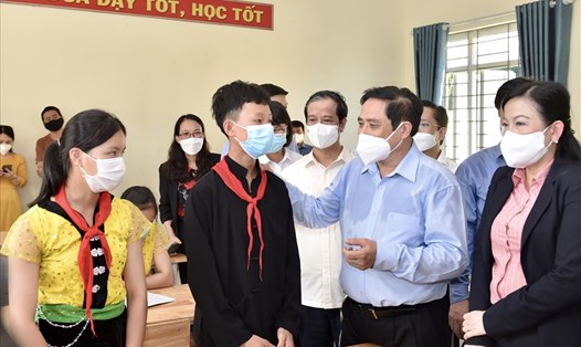 Thủ tướng Phạm Minh Chính thăm hỏi, động viên các học sinh tại Trường Phổ thông Dân tộc nội trú THCS Định Hoá - Ảnh: VGP/Nhật Bắc