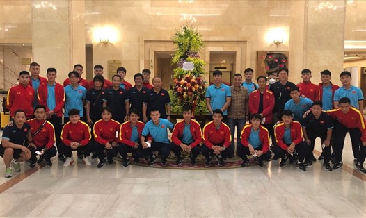 Chủ tịch nước Nguyễn Xuân Phúc gửi hoa và động viên đội tuyển Việt Nam. Ảnh: VFF