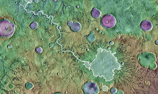 Các thung lũng sông trên sao Hỏa. Hẻm Loire Vallis (đường màu trắng) được hình thành từ nước tràn từ hồ miệng núi lửa Parana Basin (đường viền màu trắng). Ảnh: NASA