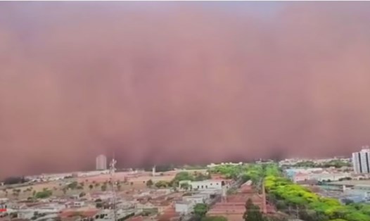 Cơn bão bụi khổng lồ màu cam "nuốt chửng" nhiều thành phố ở bang São Paulo, Brazil. Ảnh chụp màn hình.
