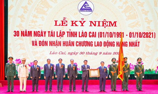 Thừa uỷ quyền của Chủ tịch nước, đồng chí Hầu A Lềnh, Bộ trưởng, Chủ nhiệm Uỷ ban Dân tộc trao Huân chương Lao động hạng Nhất cho Nhân dân và cán bộ tỉnh Lào Cai.