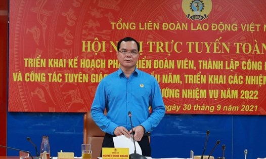 Ông Nguyễn Đình Khang, Uỷ viên Trung ương Đảng, Chủ tịch Tổng LĐLĐVN phát biểu tại Hội nghị. Ảnh: Hải Nguyễn