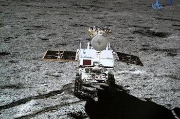 Tàu thám hiểm Yutu-2 (Thỏ ngọc-2) của Trung Quốc trên Mặt trăng. Ảnh: Tân Hoa Xã