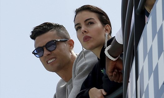 Georgina Rodriguez đã đồng hành cùng Cristiano Ronaldo từ Madrid tới Turin rồi sang Manchester... Ảnh: SputnikNews