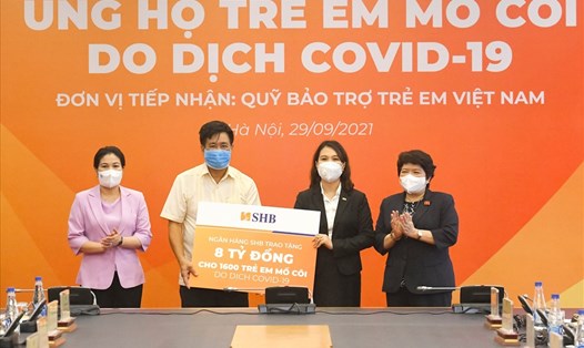 Đại diện SHB, Phó Tổng Giám đốc Ninh Thị Lan Phương trao hỗ trợ 8 tỉ đồng cho Quỹ bảo trợ trẻ em Việt Nam nhằm hỗ trợ 1.600 trẻ em mồ côi trong đại dịch COVID-19 trên cả nước. Ảnh: SHB