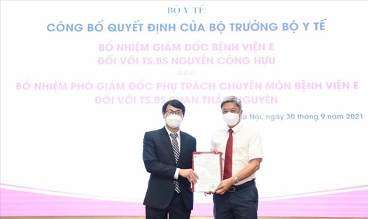 Thứ trưởng Bộ Y tế trao quyết định bổ nhiệm tân Giám đốc Bệnh viện E cho TS.BS Nguyễn Công Hựu. Ảnh: BVCC