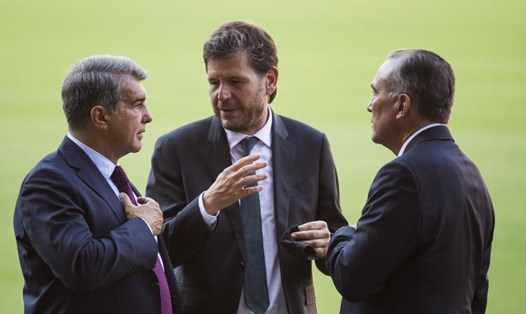 Ban lãnh đạo Barcelona đang có liên tiếp các cuộc họp để giải quyết chuyện tương lai của huấn luyện viên Ronald Koeman. Ảnh: Mundo Deportivo