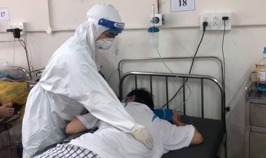 Nhân viên y tế Quảng Ninh chăm sóc, điều trị cho bệnh nhân COVID-19 tại Bệnh viện dã chiến số 12, TP.HCM. Ảnh: CTV