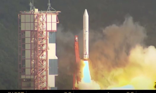 Tên lửa Epsilon số 5 mang vệ tinh NanoDragon được phóng vào không gian. Ảnh JAXA