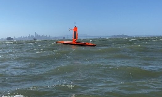 Đơn vị Saildrone Explorer 1045 có cánh vượt bão thử nghiệm ở vịnh San Francisco. Ảnh: Saildrone