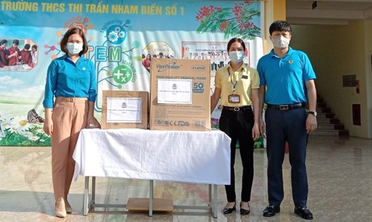 Lãnh đạo Liên đoàn Lao động huyện Yên Dũng tặng khẩu trang y tế, nước sát khuẩn tay cho Trường THCS Thị trấn Nham Biền số 1. Ảnh: LĐLĐ huyện Yên Dũng