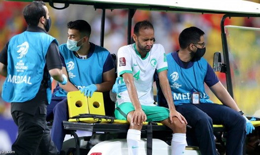 Tiền vệ Adullah Otayf buộc phải ngồi trên xe đi ra ngoài sau khi dính chấn thương ở trận Saudi Arabia thắng Việt Nam 3-1. Ảnh: Al Riyadh