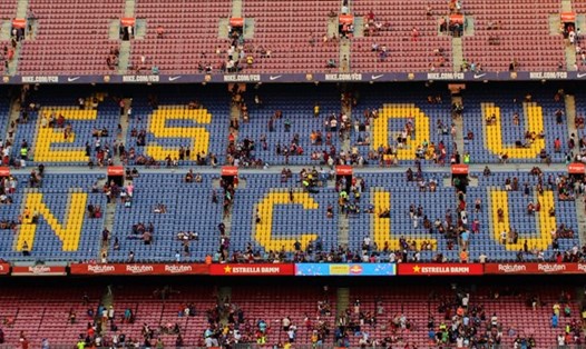 Khẩu hiệu vẫn sừng sững ở đó, nhưng nhiều người cho rằng, Barcelona bây giờ không xứng đáng với triết lý đó nữa. Ảnh: Barcelona