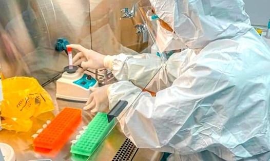 Cán bộ Khoa Vi sinh - Bệnh viện Hữu nghị Việt Nam Cu Ba Đồng Hới thực hiện xét nghiệm RT-PCR. Ảnh: Lê Phi Long