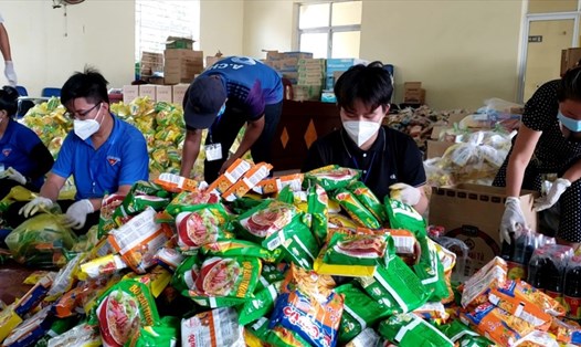 Hỗ trợ thực phẩm cho công nhân trong thời gian giãn cách xã hội tại xã Thạnh Phú, huyện Vĩnh Cửu, tỉnh Đồng Nai. Ảnh: Hà Anh Chiến