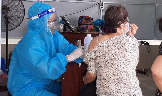 Huyện Cần Đước tổ chức tiêm vắc xin COVID-19 cho người dân. Ảnh: K.Q