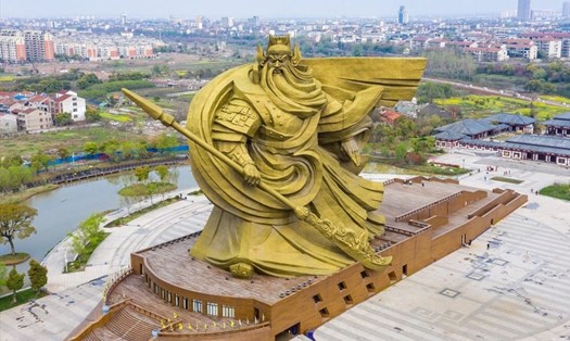Tượng Quan Vũ lớn nhất thế giới ở Trung Quốc bị di dời với chi phí ngang chi phí xây dựng. Ảnh: SCMP