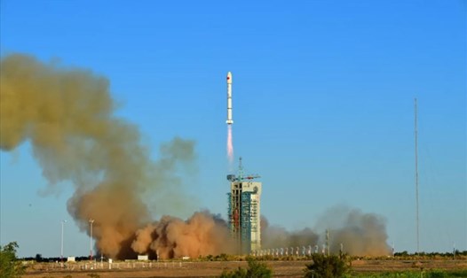 Tên lửa đẩy Trường Chinh 2C đưa 3 vệ tinh viễn thông lên quỹ đạo từ bãi phóng Tửu Tuyền hôm 24.8. Ảnh: CNSA
