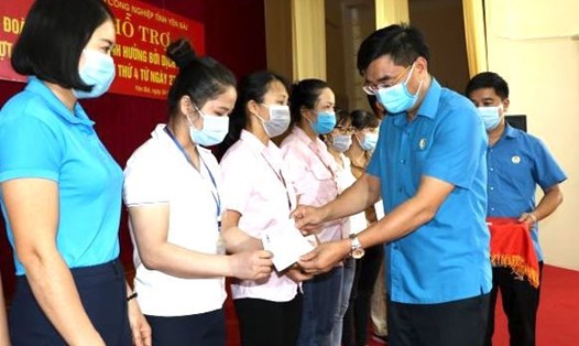Ông Nguyễn Chương Phát - Chủ tịch LĐLĐ tỉnh Yên Bái trao hỗ trợ cho đoàn viên khó khăn do COVID-19. Ảnh: CĐYB