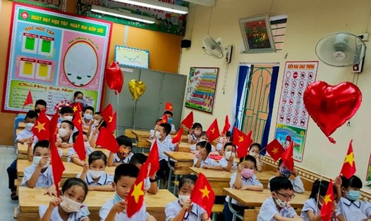 Các em học sinh thực hiện nghi thức chào cờ tại lớp trong lễ khai giảng năm học mới tại Trường tiểu học Kim Đồng (TP.Thái Bình). Ảnh: CTV