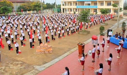Các em học sinh ở huyện Đắk Glong khai giảng bước vào năm học mới. Ảnh:LD