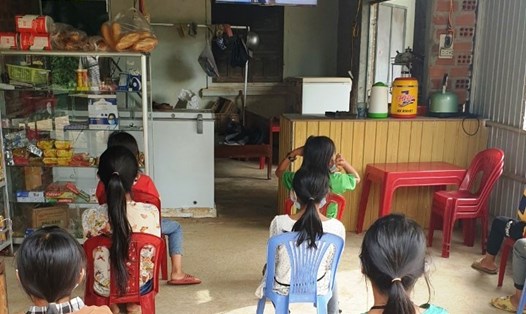 Các em học sinh ở huyện miền núi Đắk Glei khai giảng năm học mới qua màn hình tivi. Ảnh TA