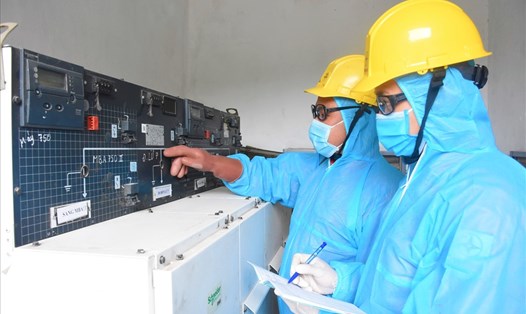 Nhân viên Điện lực Hà Nội được trang bị bảo hộ y tế đáp ứng yêu cầu tuân thủ về công tác phòng, chống lây nhiễm dịch COVID-19. Ảnh: ĐLHN