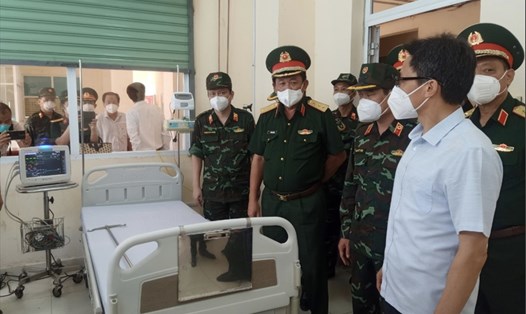 Phó Thủ tướng Vũ Đức Đam thăm Bệnh viện dã chiến truyền nhiễm 5G. Ảnh: TL