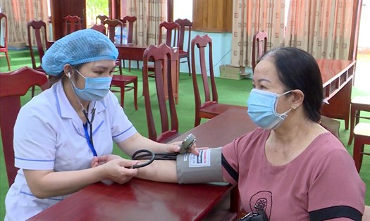 Lực lượng Y tế Đắk Nông khám sàng lọc, tiêm vaccine cho người cao tuổi trên địa bàn tỉnh. Ảnh:QV