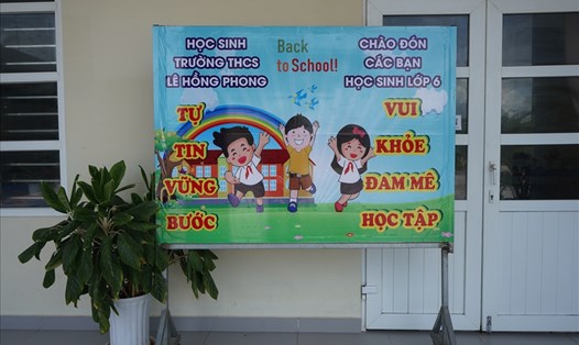 Bảng chào đón học sinh ở một trường trên địa bàn huyện Côn Đảo. Ảnh: Khánh Lâm