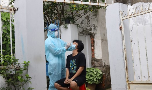 Lực lượng y tế TP.Buôn Ma Thuột tiến hành xét nghiệm sàng lọc SARS-CoV-2 cho công dân đang sinh sống ở địa phương. Ảnh: Bảo Trung