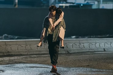 Kim Seon Ho, Shin Min Ah trong phim. Ảnh: Xinhua.