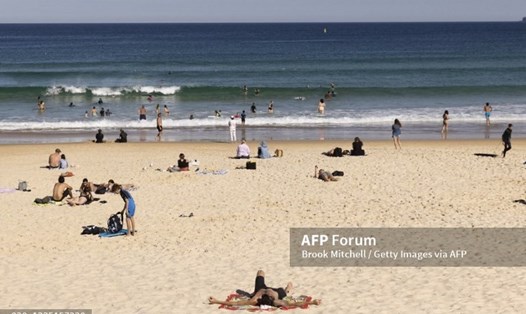 Người dân Australia vui chơi trên bãi biển Bondi ở thành phố Sydney, ngày 20.8. Ảnh: AFP