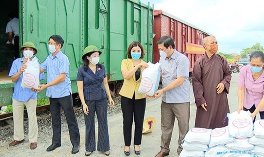 Gần 12.000 tấn hàng từ Ninh Bình được chuyển lên tàu vào TP.HCM để hỗ trợ người dân chống dịch. Ảnh: NT