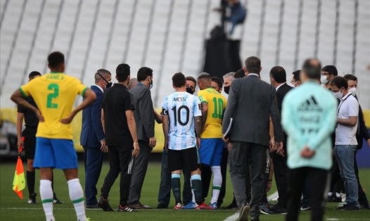 Lionel Messi, Neymar cũng các thành viên của 2 đội trao đổi khá lâu với các nhân viên y tế. Ảnh: Sky Sports