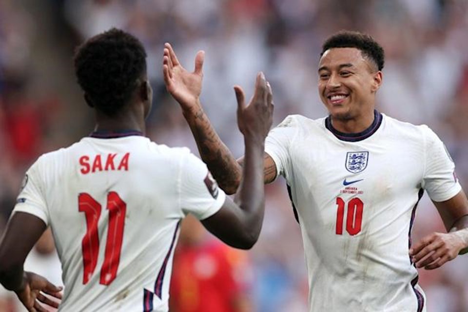 Saka (trái) ăn mừng cùng Lingard (phải) trong chiến thắng 4-0 của tuyển Anh trước Andorra, vòng loại World Cup 2022. Ảnh: AFP.