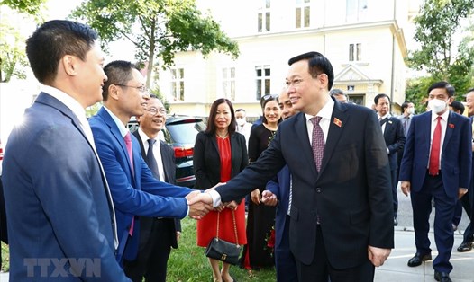 Chủ tịch Quốc hội Vương Đình Huệ với các đại biểu và nhân viên đại sứ quán Việt Nam tại Áo. Ảnh: TTXVN