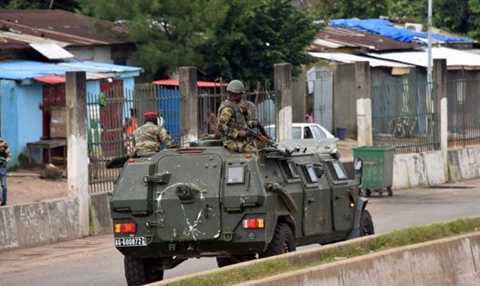 Lực lượng Vũ trang Guinea lái xe qua khu trung tâm Kaloum ở Conakry ngày 5.9. Ảnh: AFP