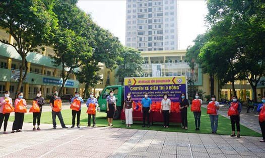 Liên đoàn Lao động quận Long Biên trao túi an sinh Công đoàn cho giáo viên, nhân viên, người lao động có hoàn cảnh khó khăn bị ảnh hưởng dịch bệnh COVID-19. Ảnh: CĐQ