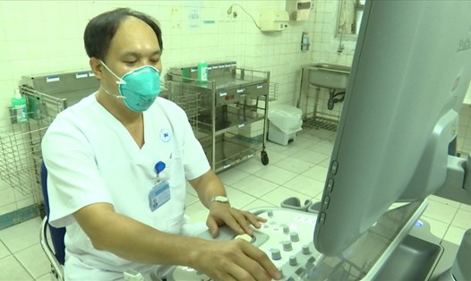 Bác sĩ đang kiểm tra hệ thống máy móc, sẵn sàng tiếp nhận bệnh nhân. Ảnh: Nguyễn Ly