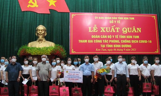 Liên đoàn Lao động tỉnh Kon Tum hỗ trợ 30 triệu cho đoàn y bác sĩ chi viện Bình Dương chống dịch. Ảnh: Thanh Hòa