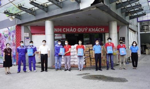 Lãnh đạo Liên đoàn Lao động Thành phố Hà Nội trao Túi An sinh Công đoàn cho người lao động quận Đống Đa chiều 6.9. Ảnh: Mai Quý