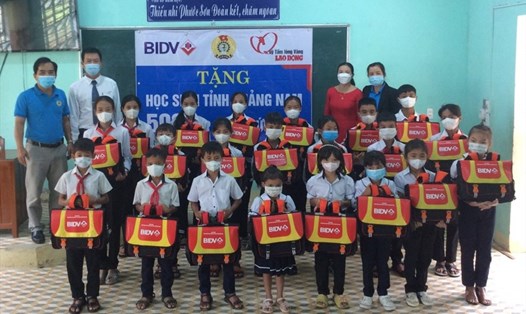 Công đoàn BIDV trao 500 cặp phao cho học sinh vùng cao ở Quảng Nam. Ảnh: Thái Bình