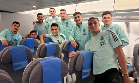 Các thành viên của đội tuyển Argentina, trong đó có 4 cầu thủ bị cho vi phạm quy định phòng chống COVID-19, trên máy bay trở về nước. Ảnh: Instagram