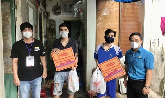 Lực lượng lao động, sinh viên nghèo tại Đà Nẵng được nhiều chủ trọ miễn giảm tiền thuê nhà, được LĐLĐ trao tặng quà. Ảnh minh hoạ: TC